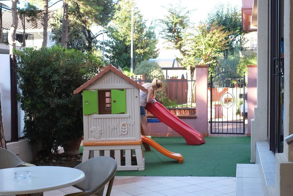 Hotel Fra I Pini Rimini Exterior photo